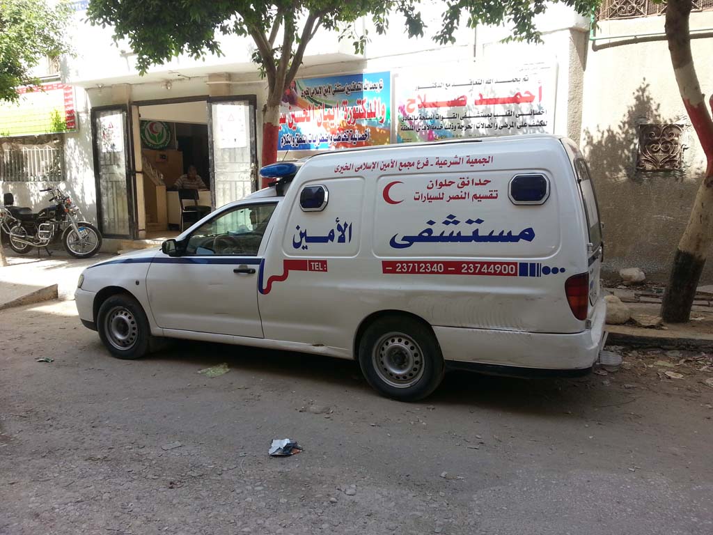 مدخل المستشفى وسيارة الاسعاف